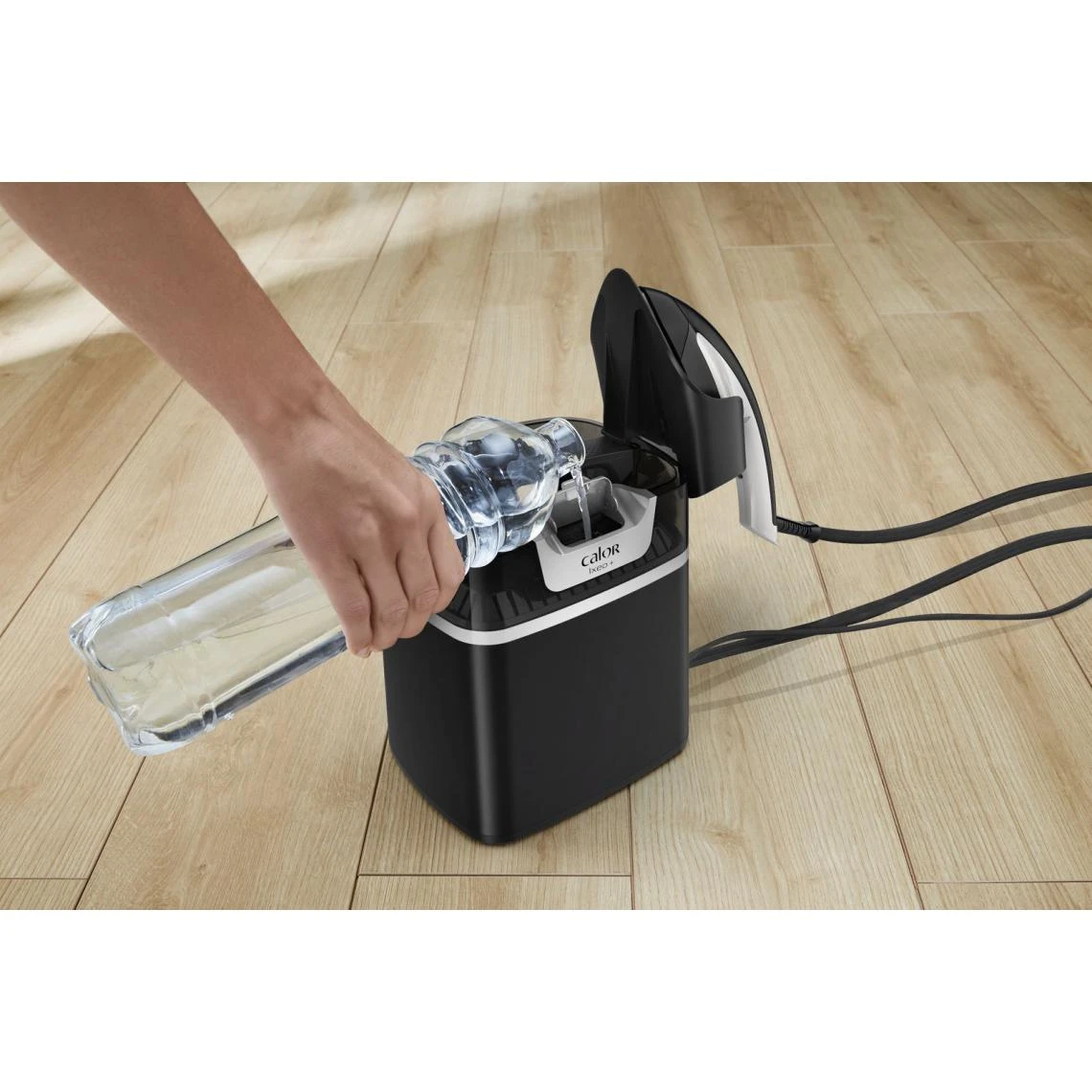 Calor Ixeo Défroisseur Tout-en-un Fer Vapeur QT1510C0 7 Calor Ixeo Défroisseur Tout-en-un Fer Vapeur QT1510C0 – Image 5